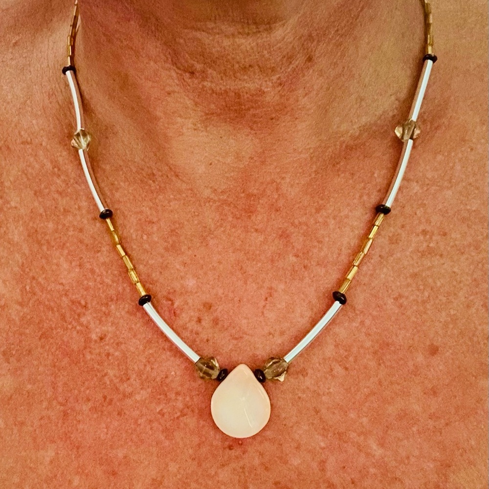 Silver straw and beads necklace with a teardrop shaped mother of pearl